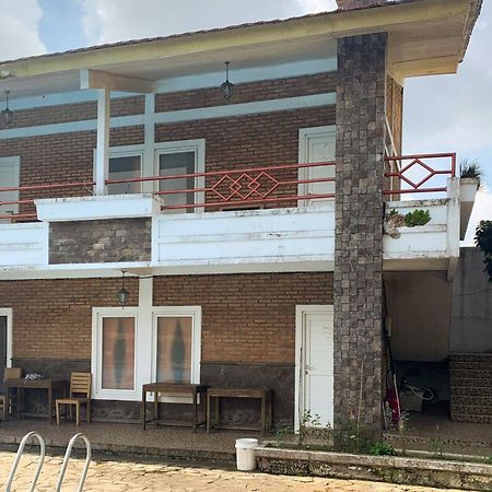 Urbanview Hotel Villa Q Gisting Bandjarnegeri エクステリア 写真