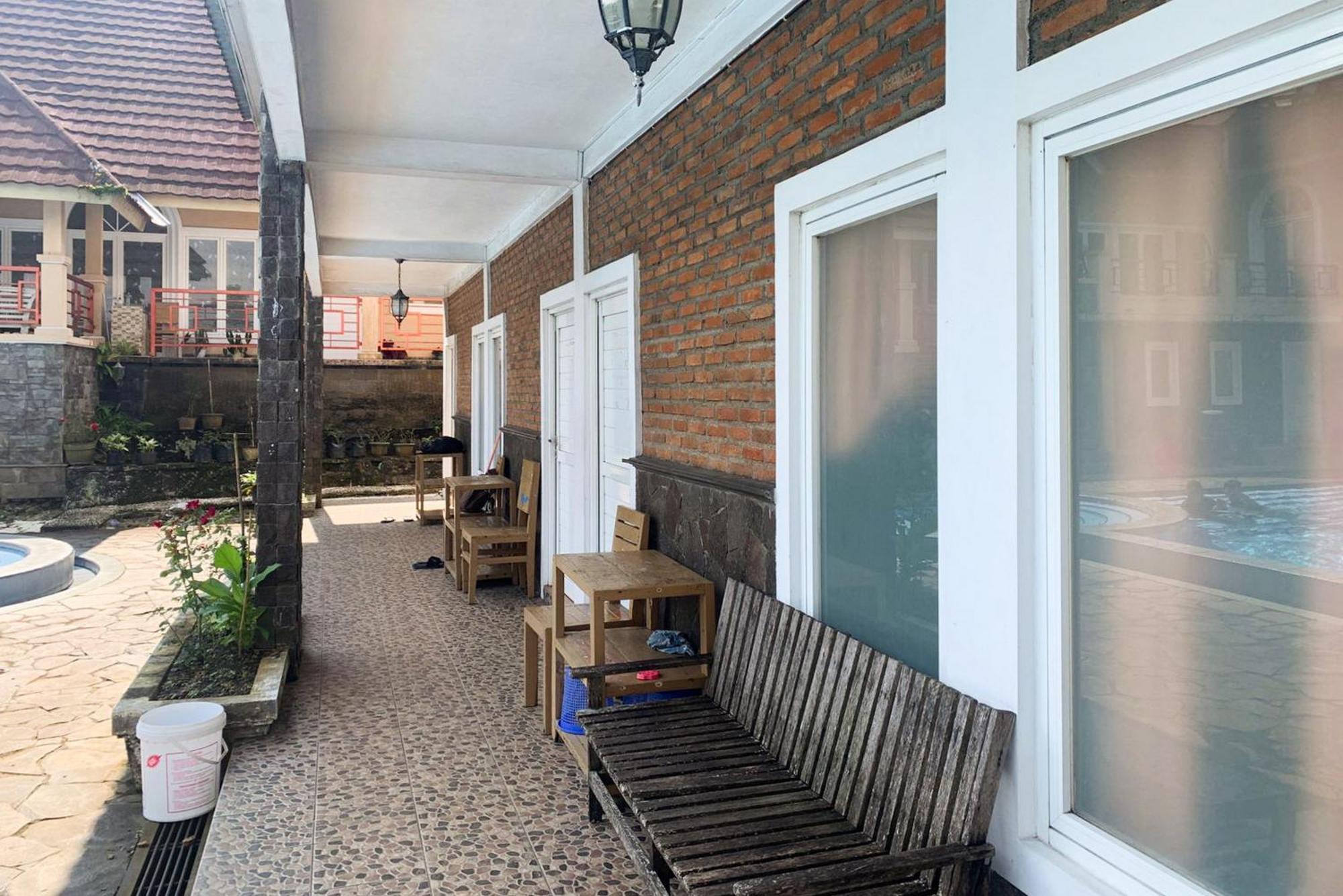 Urbanview Hotel Villa Q Gisting Bandjarnegeri エクステリア 写真