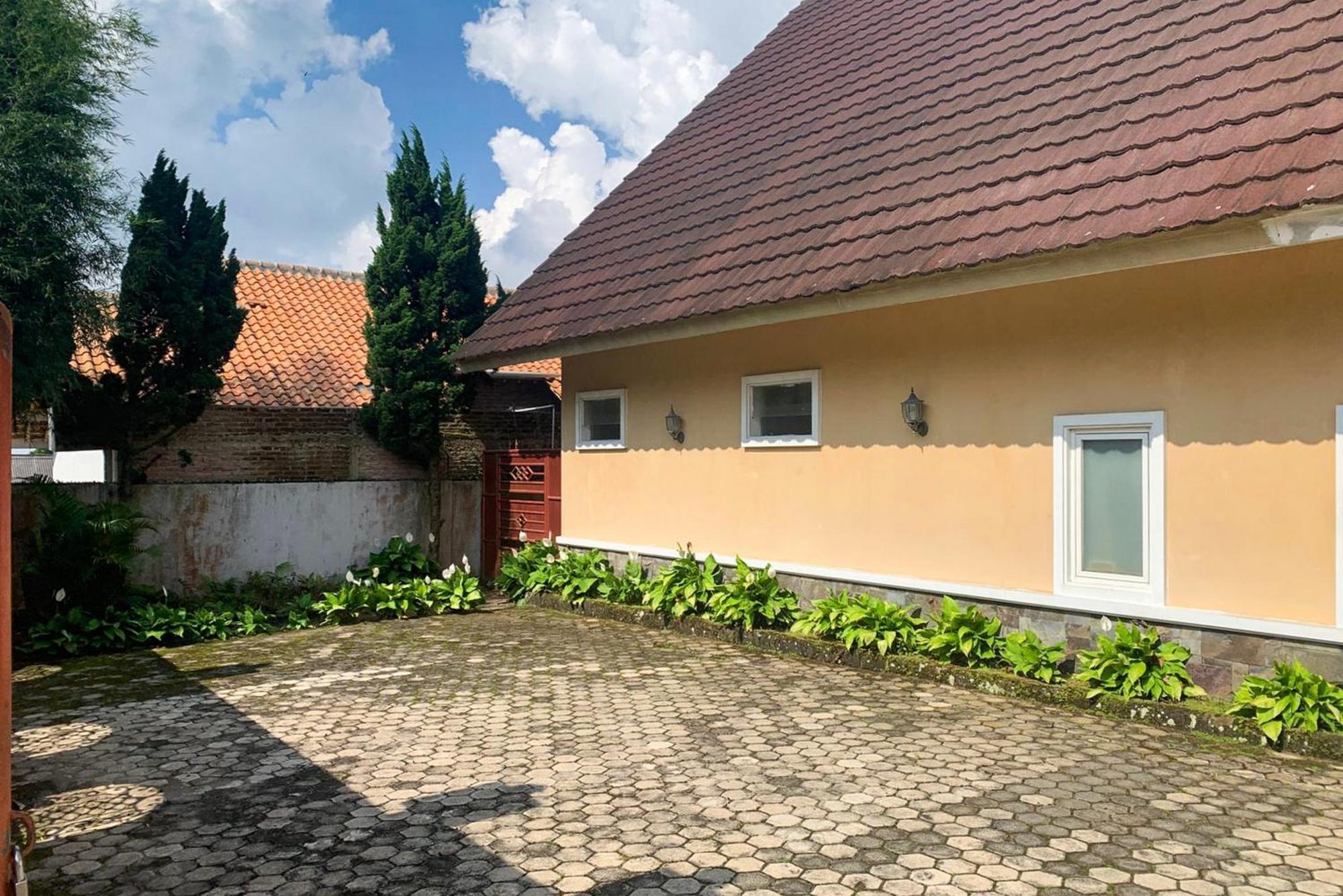 Urbanview Hotel Villa Q Gisting Bandjarnegeri エクステリア 写真