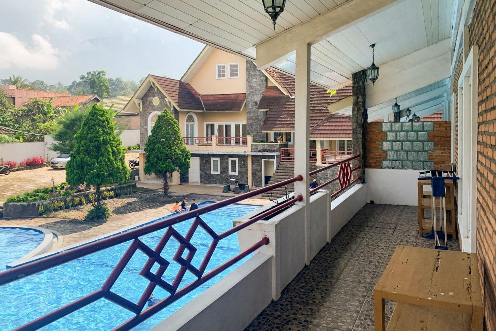 Urbanview Hotel Villa Q Gisting Bandjarnegeri エクステリア 写真
