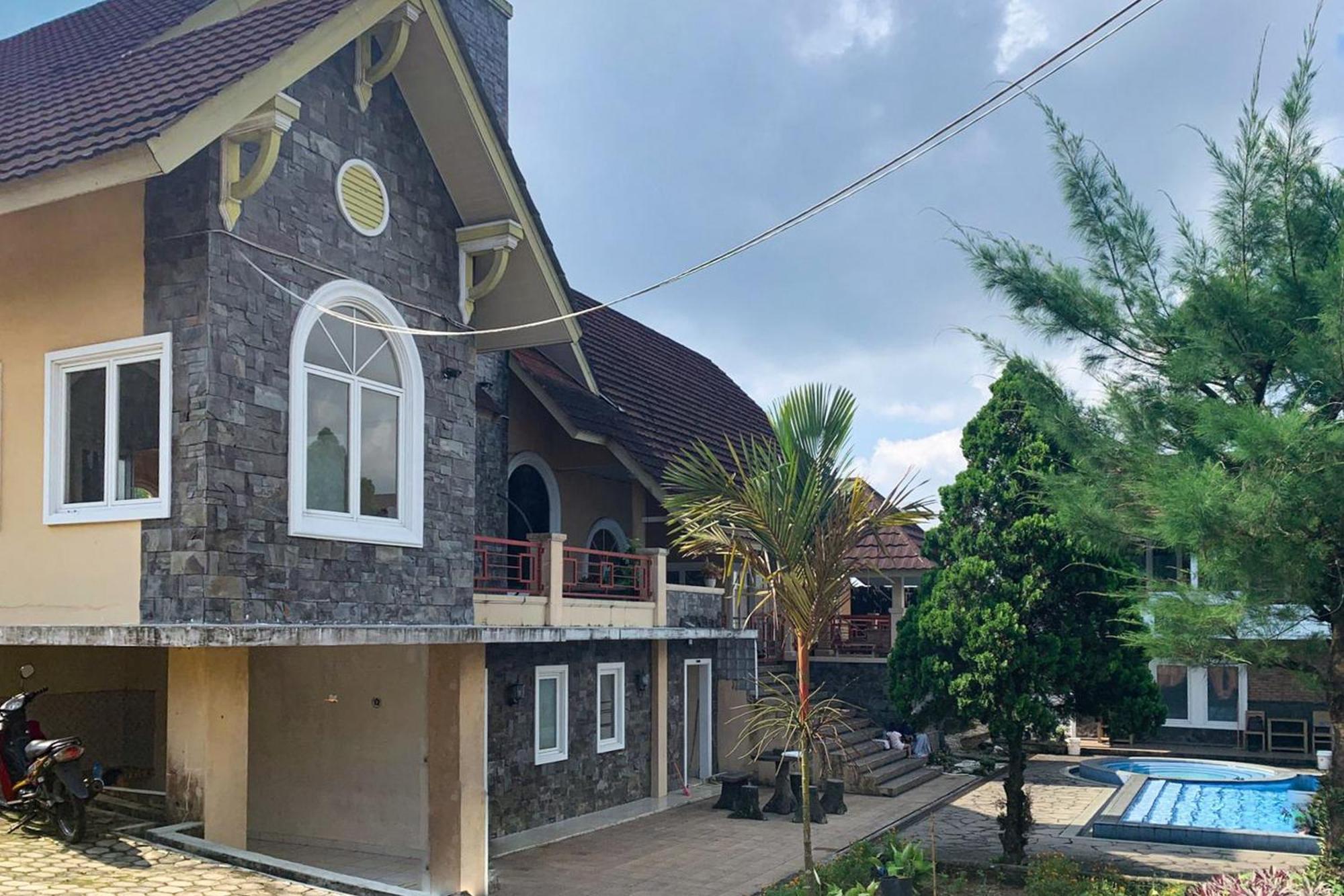 Urbanview Hotel Villa Q Gisting Bandjarnegeri エクステリア 写真
