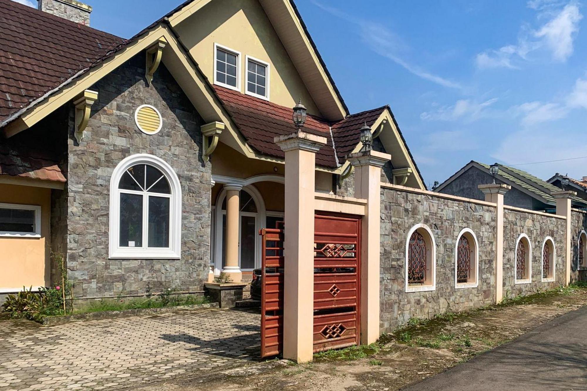 Urbanview Hotel Villa Q Gisting Bandjarnegeri エクステリア 写真