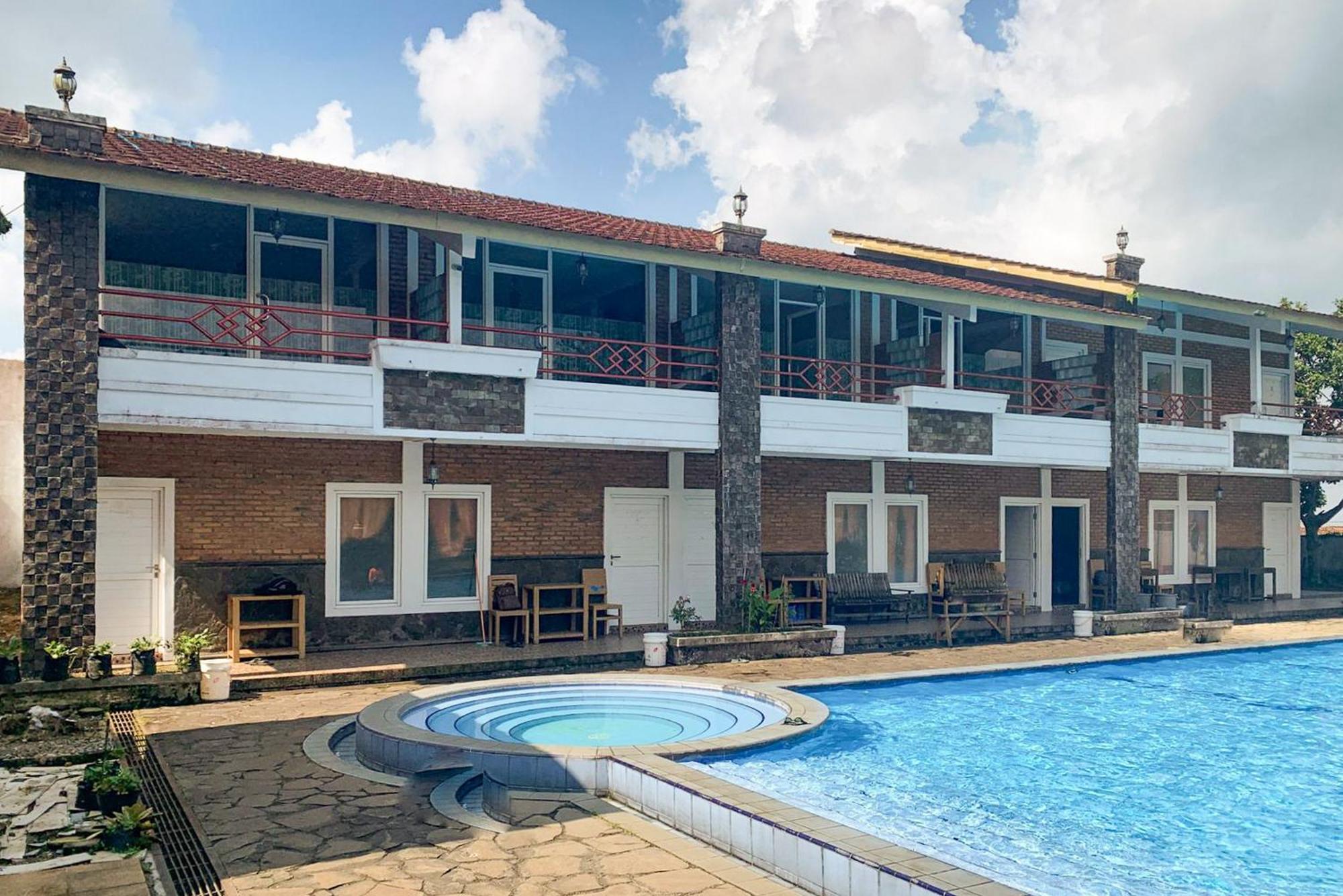 Urbanview Hotel Villa Q Gisting Bandjarnegeri エクステリア 写真