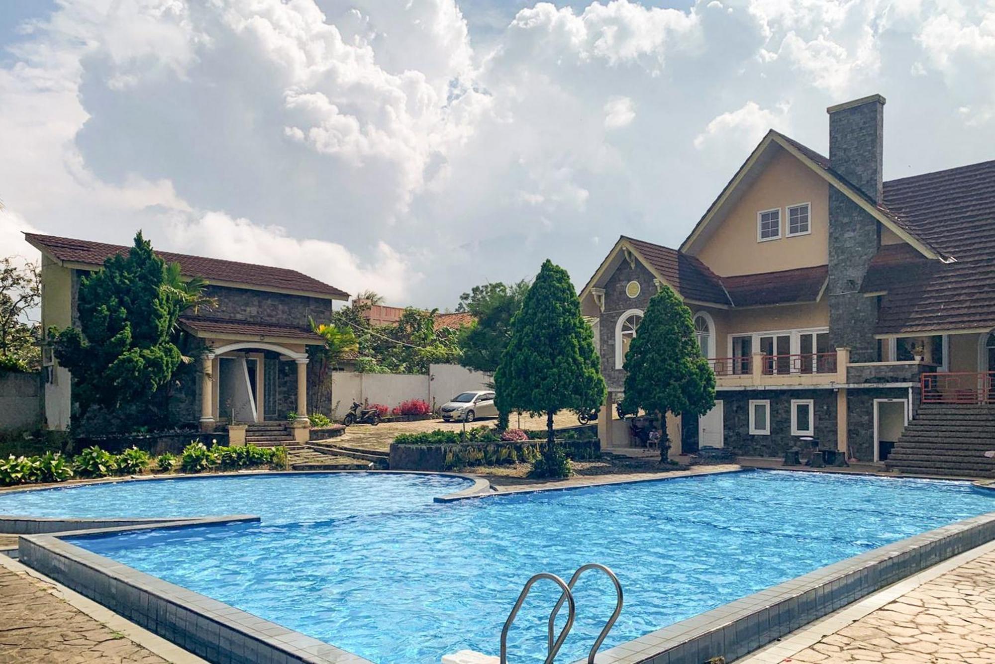 Urbanview Hotel Villa Q Gisting Bandjarnegeri エクステリア 写真