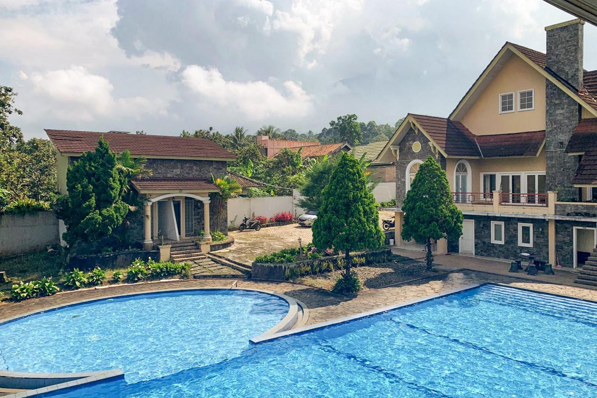 Urbanview Hotel Villa Q Gisting Bandjarnegeri エクステリア 写真